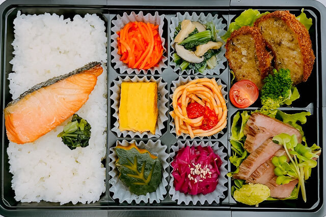 おもてなし『縁讃』-黒毛和牛A5カルビステーキと国産牛のメンチカツ（鮭ごはん）