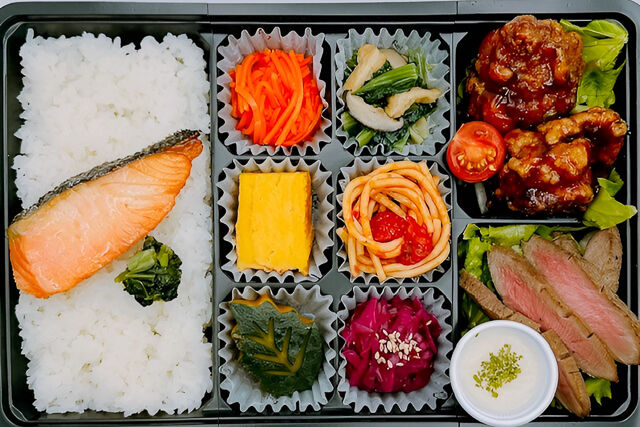 おもてなし『縁讃』-牛たん焼と黒酢唐揚げ（鮭ごはん）