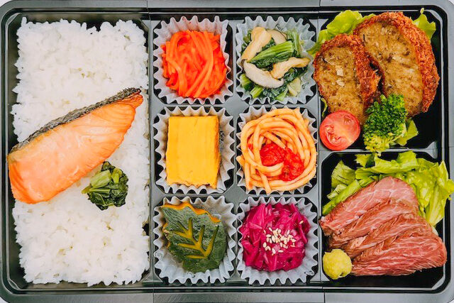 おもてなし『縁讃』-牛ハラミ焼肉と国産牛のメンチカツ（鮭ごはん）