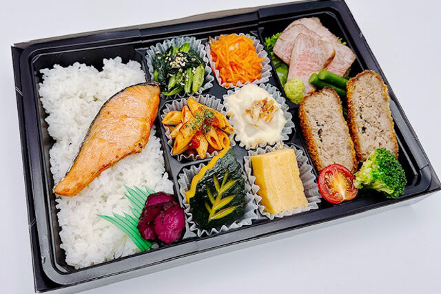 おもてなし『縁讃』-黒毛和牛A5カルビステーキと国産牛のメンチカツ（鮭の塩焼き）