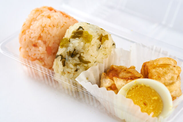 おにぎりchakas の おにぎり2個 揚げしゅうまいセット ごちクル お弁当の配達 デリバリー