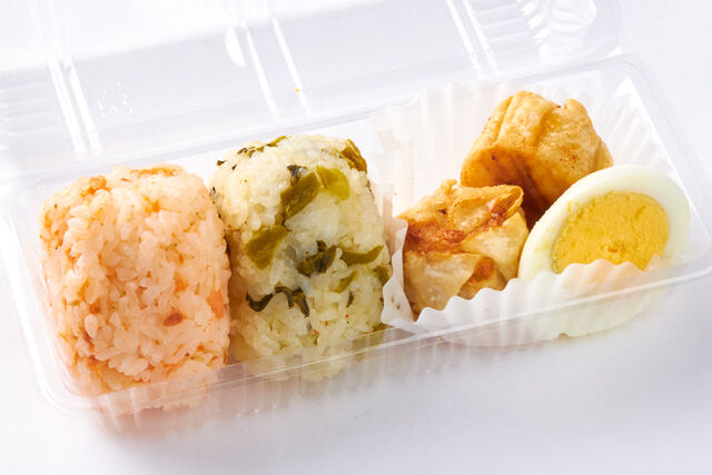 おにぎりchakas の おにぎり2個 揚げしゅうまいセット ごちクル お弁当の配達 デリバリー