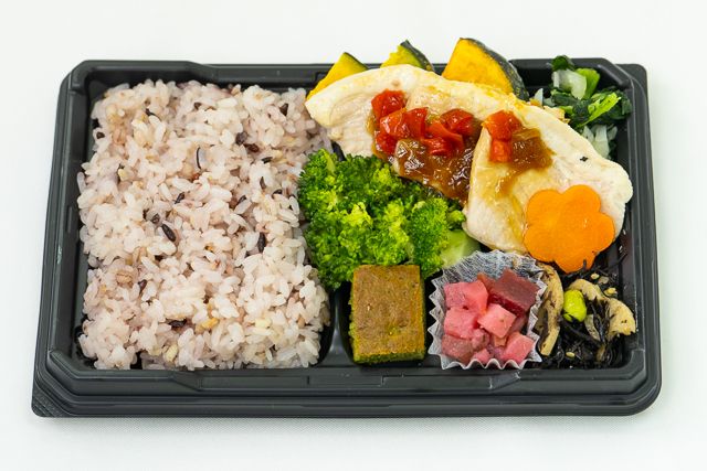 こだわり素材のおいしい宝箱～高座豚ロースト特製生姜ソース添え弁当～の商品写真