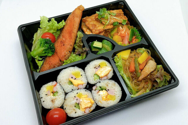 サムギョプサル（赤）×チャプチェ×焼き鮭×選べるご飯弁当