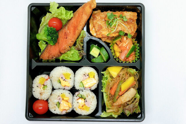 サムギョプサル（黒）×チャプチェ×焼き鮭×選べるご飯弁当