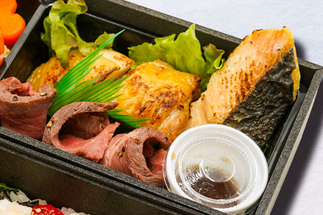 大坂はち福太閤さん-豪華鯛と筋子ちらし寿司鶏照焼焼鮭ローストビーフの二段重
