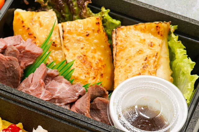 大坂はち福太閤さん-豪華鯛と筋子ちらし寿司鶏照焼ローストビーフの二段重