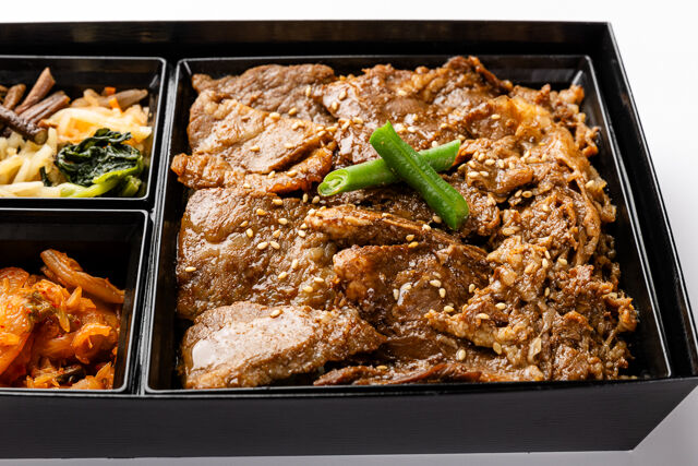 大阪焼肉・ホルモン ふたご-【熨斗対応可】カルビとハラミと名物ふたごのトリプル弁当