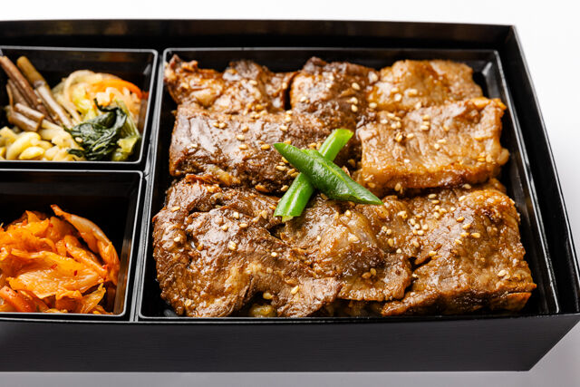 大阪焼肉・ホルモン ふたご-【熨斗対応可】カルビとハラミのハーフ＆ハーフ弁当