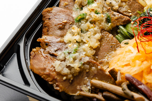 大阪焼肉・ホルモン ふたご-【熨斗対応可】厚切り牛タンのビビンバ丼