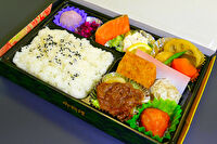 お届け料理 卓花-焼き塩鮭と牛肉炒め（国産）のお弁当