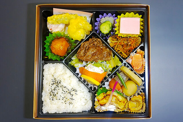お届け料理 卓花-西京焼きと牛肉多め（国産）のお弁当