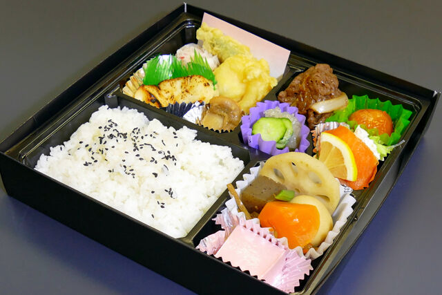 天ぷらと西京焼きと牛肉（国産）のお弁当