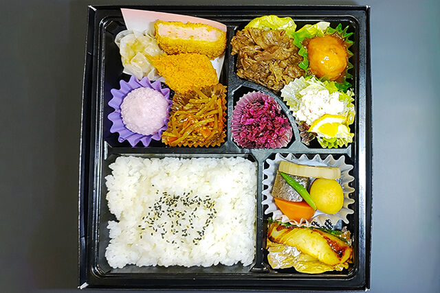 お届け料理 卓花-西京焼きと牛肉（国産）のお弁当