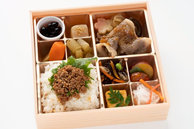 【熨斗対応可】おもてなし和菜膳～黒毛和牛すき焼きと特製そぼろ～