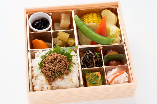 【熨斗対応可】おもてなし和菜膳～彩り蒸し野菜と特製そぼろ～