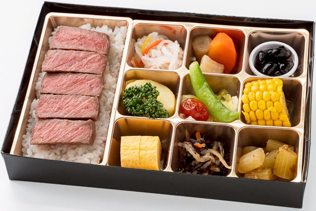 彩美庵樂～別邸～-【熨斗対応可】柔らか牛ステーキ重 彩り膳 ーシャインブラック紙容器ー