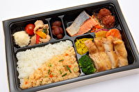 旬彩弁当 笹本-チキンステーキと焼き鮭幕の内弁当