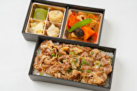 彩菜弁当 虎龍-和牛すき焼き重の御膳