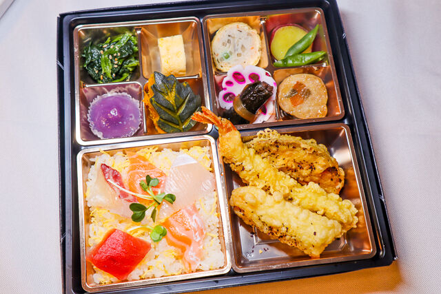 三種天ぷらの海鮮チラシ寿司