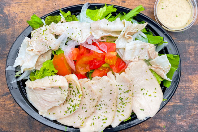 サラダイスTOKYO／サラダと酵素玄米ボックスでヘルシーに満腹を-【サラダとチキンプレート】低温調理チキンと豚しゃぶサラダ