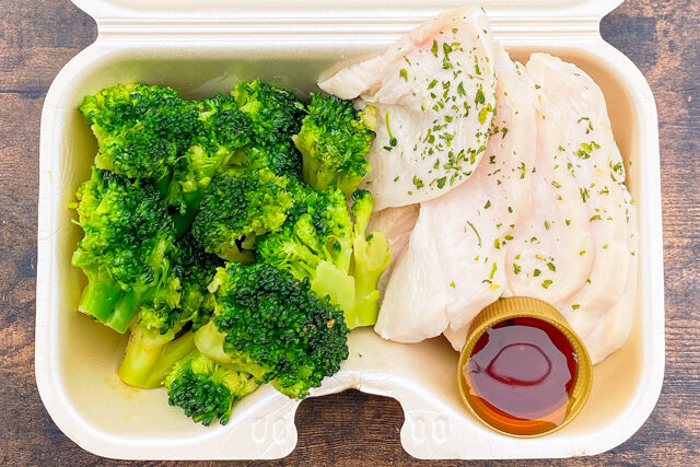 サラダイスTOKYO／サラダと酵素玄米ボックスでヘルシーに満腹を-【タンパク質弁当】低温調理チキン～ノンオイル青じそ～とブロッコリーのボックス
