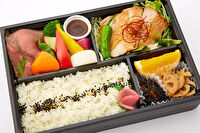 旬彩弁当 ささ木-富士湧水ポークの味噌漬けと厳選牛のローストビーフ弁当
