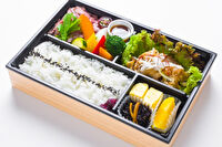 旬彩弁当 ささ木-富士湧水ポークの生姜焼きと厳選牛のローストビーフ弁当