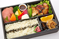 旬彩弁当 ささ木-低温調理した鶏の照り焼きと厳選牛のローストビーフ弁当