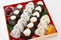 おむすめさん -omusumesan--おむすび6種盛り（熟成うめ・鮭・きくらげ昆布・ゆかり・わかめ・青菜）