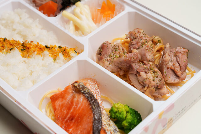 船場の食堂 あうん の ダブルメイン 鶏モモ香草グリル 鮭の塩焼き弁当 ごちクル お弁当の配達 デリバリー