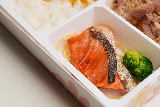 船場の食堂 あうん の ダブルメイン 鶏モモ香草グリル 鮭の塩焼き弁当 ごちクル お弁当の配達 デリバリー
