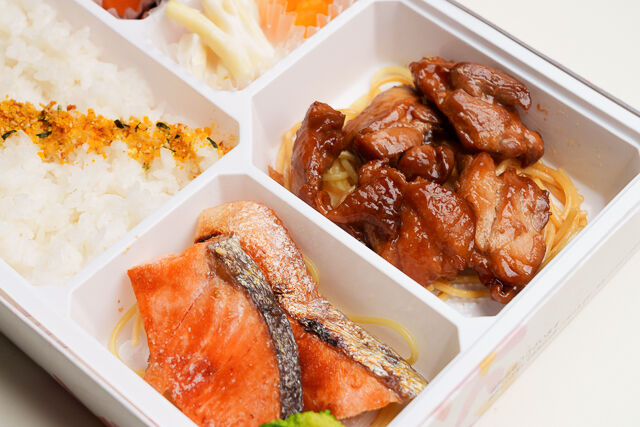 船場の食堂 あうん の ダブルメイン 照り焼きチキングリル 鮭の塩焼き弁当 ごちクル お弁当の配達 デリバリー