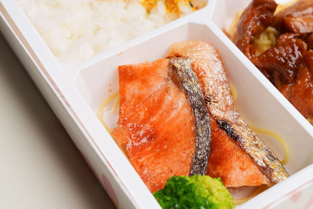 船場の食堂 あうん の ダブルメイン 照り焼きチキングリル 鮭の塩焼き弁当 ごちクル お弁当の配達 デリバリー