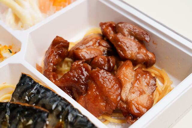 船場の食堂 あうん の ダブルメイン 照り焼きチキングリル 鯖の塩焼き弁当 ごちクル お弁当の配達 デリバリー