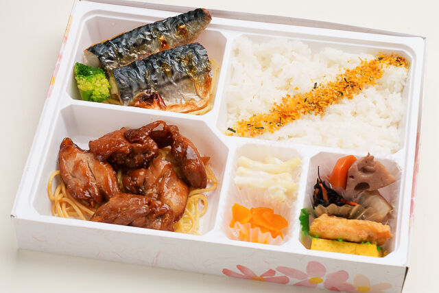 船場の食堂 あうん の ダブルメイン 照り焼きチキングリル 鯖の塩焼き弁当 ごちクル お弁当の配達 デリバリー
