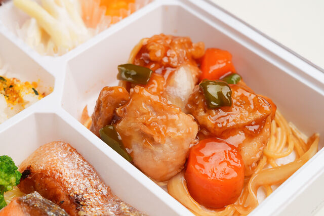 【ダブルメイン】酢鶏＆鮭の塩焼き弁当