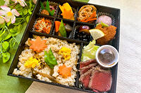 仕出し弁当 まつなが-自家製ローストビーフ8升御膳（鶏五目御飯）
