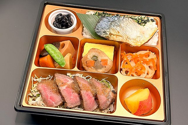 仕出し弁当 まつなが-自家製ローストビーフとさわら西京焼のお弁当