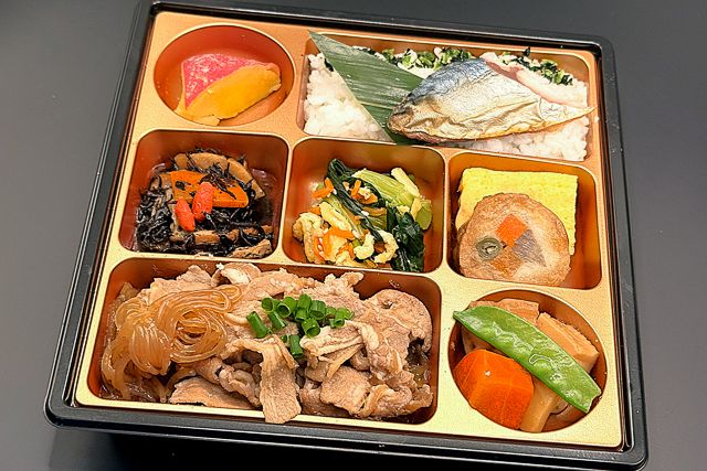 仕出し弁当 まつなが-牛すき焼とさわら西京焼きのお弁当