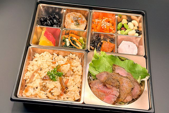 仕出し弁当 まつなが-自家製ローストビーフ＆とり五目ごはんのお弁当