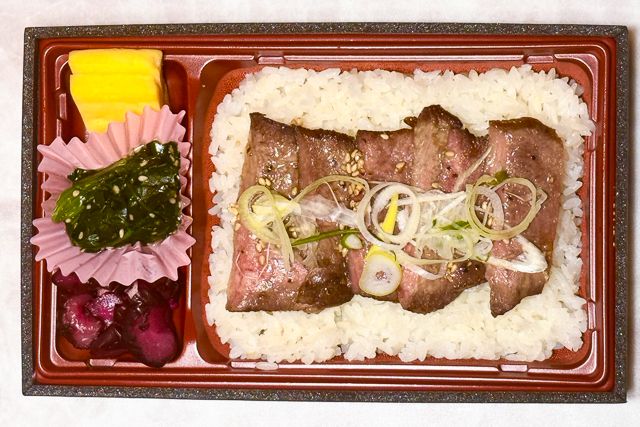 うなぎと牛ステーキ 仕出しの牛久-極ネギ塩牛タン重（並）