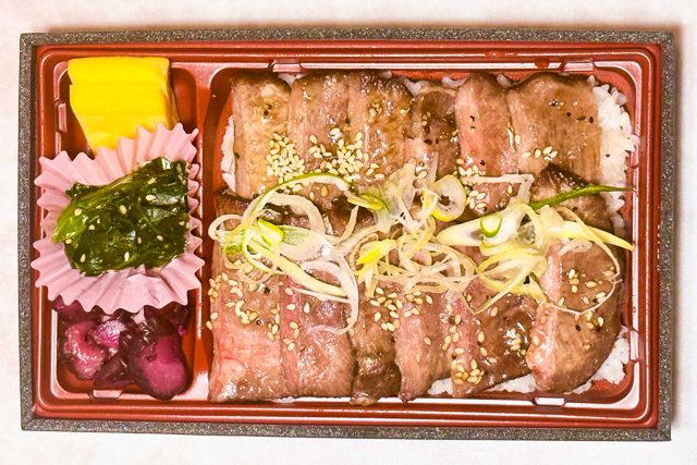 うなぎと牛ステーキ 仕出しの牛久-極ネギ塩牛タン重（特）