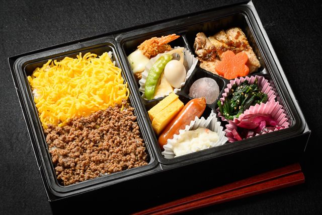 うなぎと牛ステーキ 仕出しの牛久-桜姫鶏と牛そぼろの彩り御膳
