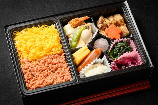 うなぎと牛ステーキ 仕出しの牛久-桜姫鶏と鮭そぼろの彩り御膳