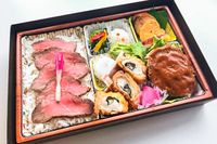 四季彩-【熨斗対応可】厳選和牛ローストビーフの贅沢三種盛り弁当