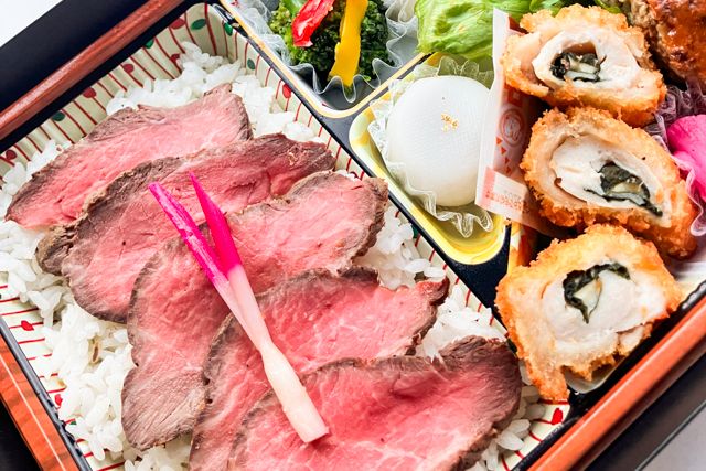 四季彩-【熨斗対応可】厳選和牛ローストビーフの贅沢三種盛り弁当