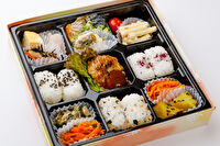 下町弁当-ハンバーグと彩りおかずの俵おにぎり弁当