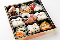 下町弁当-ローストビーフと彩りおかずの俵おにぎり弁当