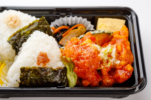 下町弁当-選べるおにぎり＆鶏チリ弁当